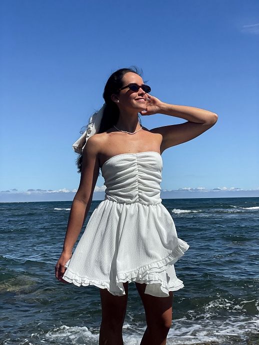 Сукня з відкритими плечима молочна