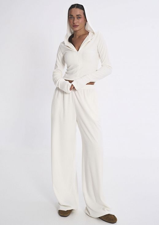 Костюм приталений із замком молочний