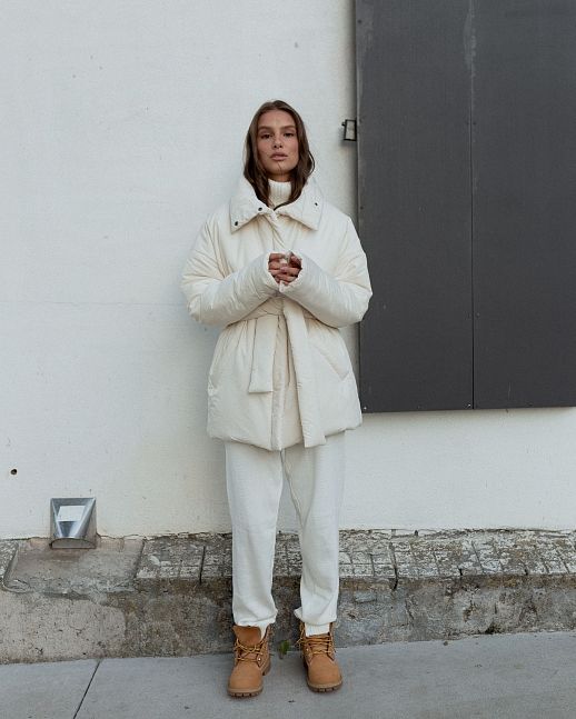 Куртка з поясом на застібці молочна 