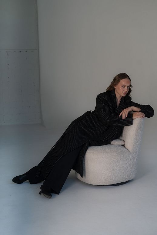 Пальто утеплене в смужку чорне - №2