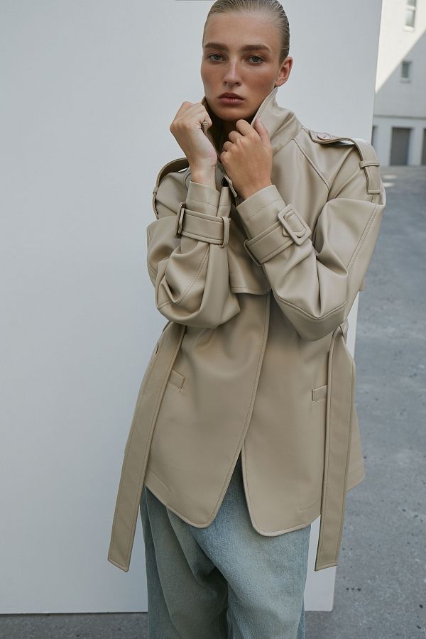  Тренч з екошкіри на замші вкорочений з поясом світло-бежевий МБКТ009/4 #RU# Тренч из экокожи на замше укороченный с поясом светло-бежевый МБКТ009/4 № 2