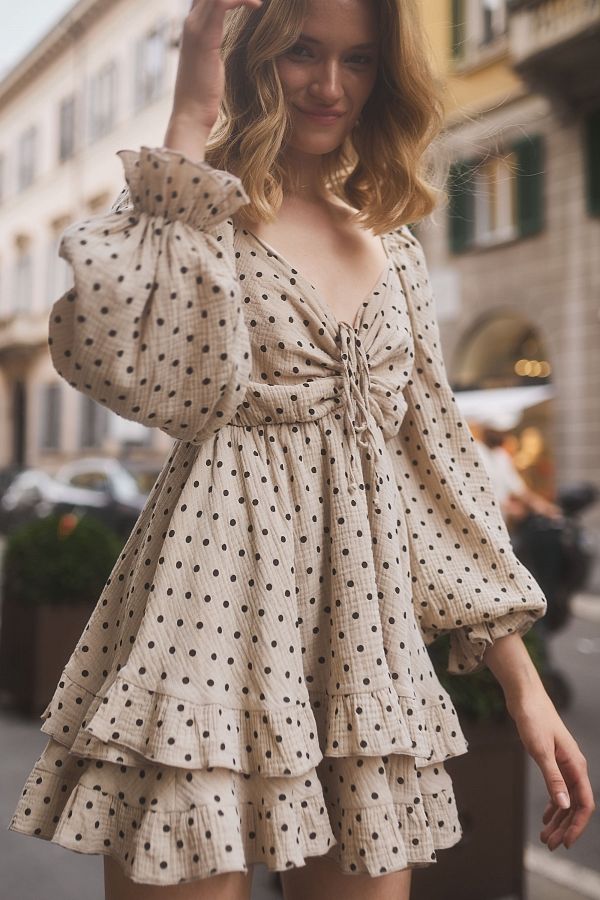 Сукня міні муслінова з рюшами бежева в чорний горох D0923 № 3