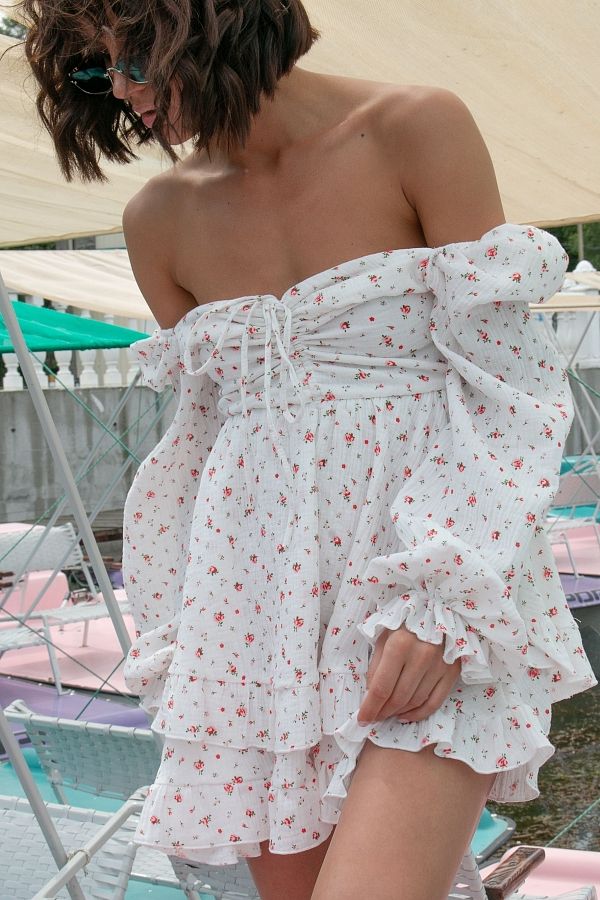 Сукня міні муслінова з рюшами білий в червоні квіти  № 1