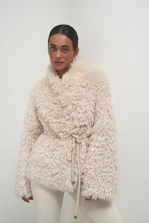 Шубка вкорочена молочна