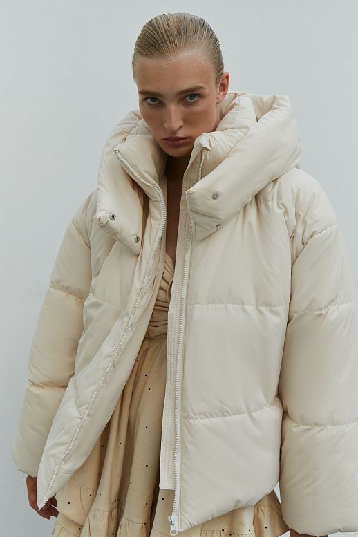 Куртка вкорочена на замку молочна