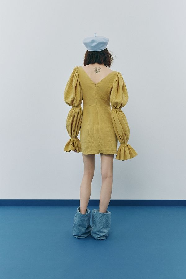  Сукня міні з відкритою спиною муслінова гірчична D0123/3 № 3