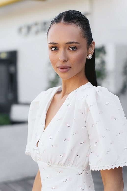 Сукня міні з гудзиками та мереживом молочна в піони